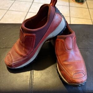 Women’s Merrell thinsulation waterproof red leather sz 8 loafers slip-resistant